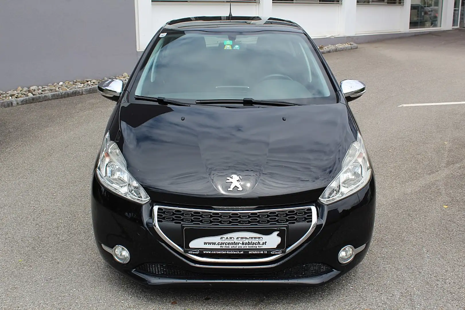 Peugeot 208 Style 1,2 VTi 82 Schwarz - 2