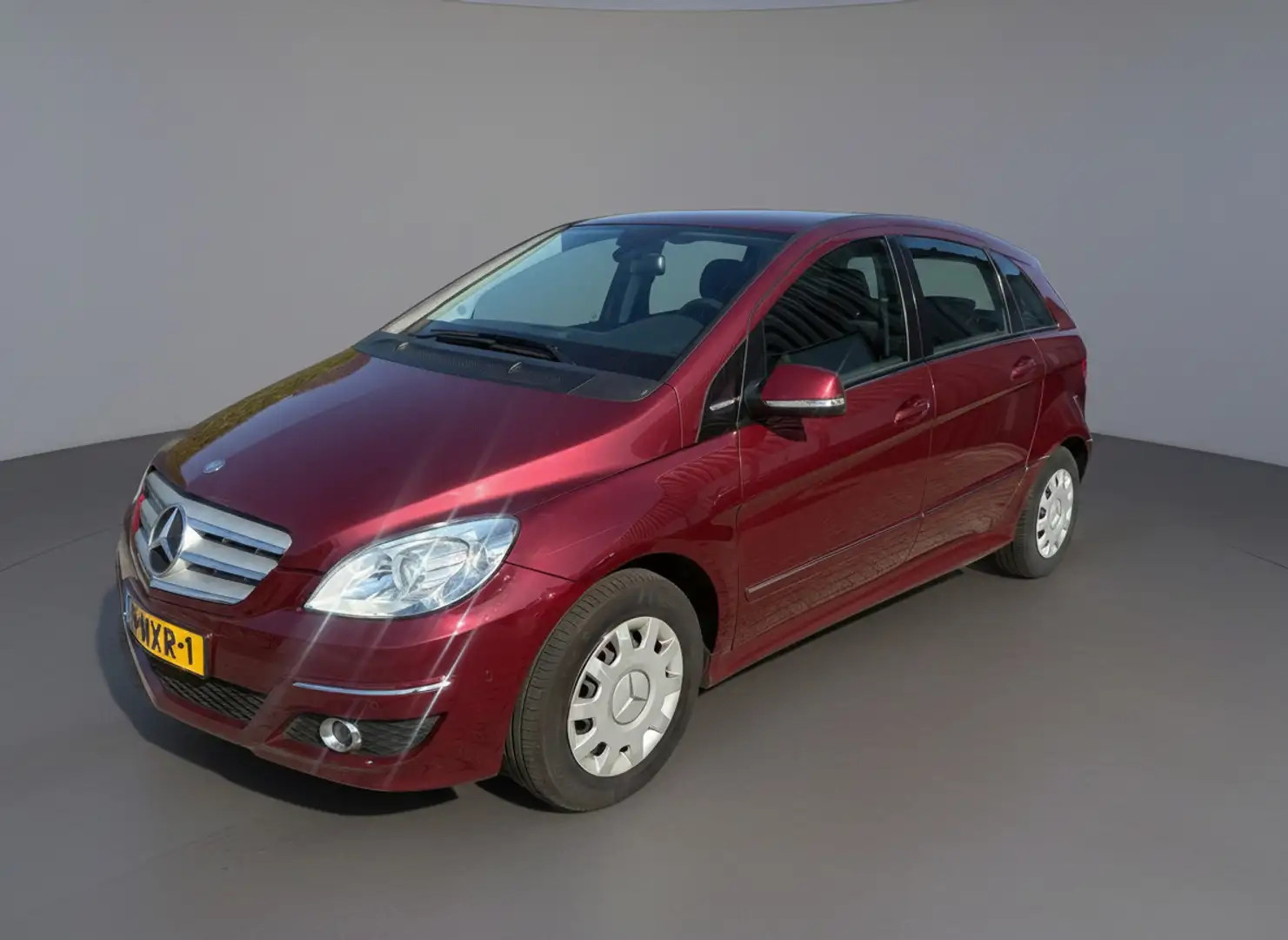 Mercedes-Benz B 150 BlueEFFICIENCY Rot - 1