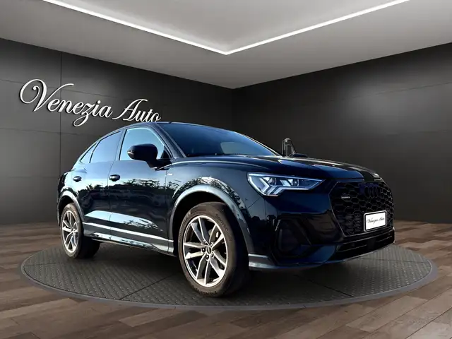 Audi Q3 view 12