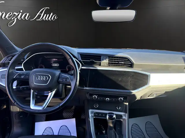 Audi Q3 view 8