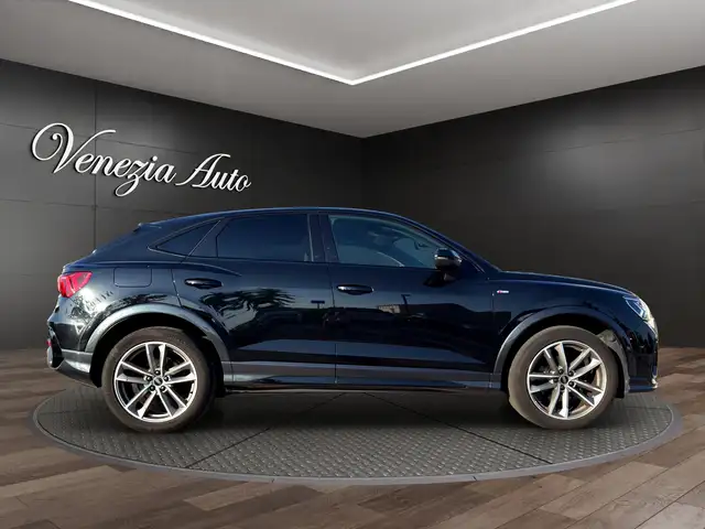 Audi Q3 view 11