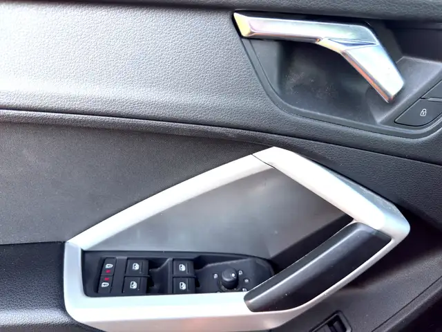 Audi Q3 view 14