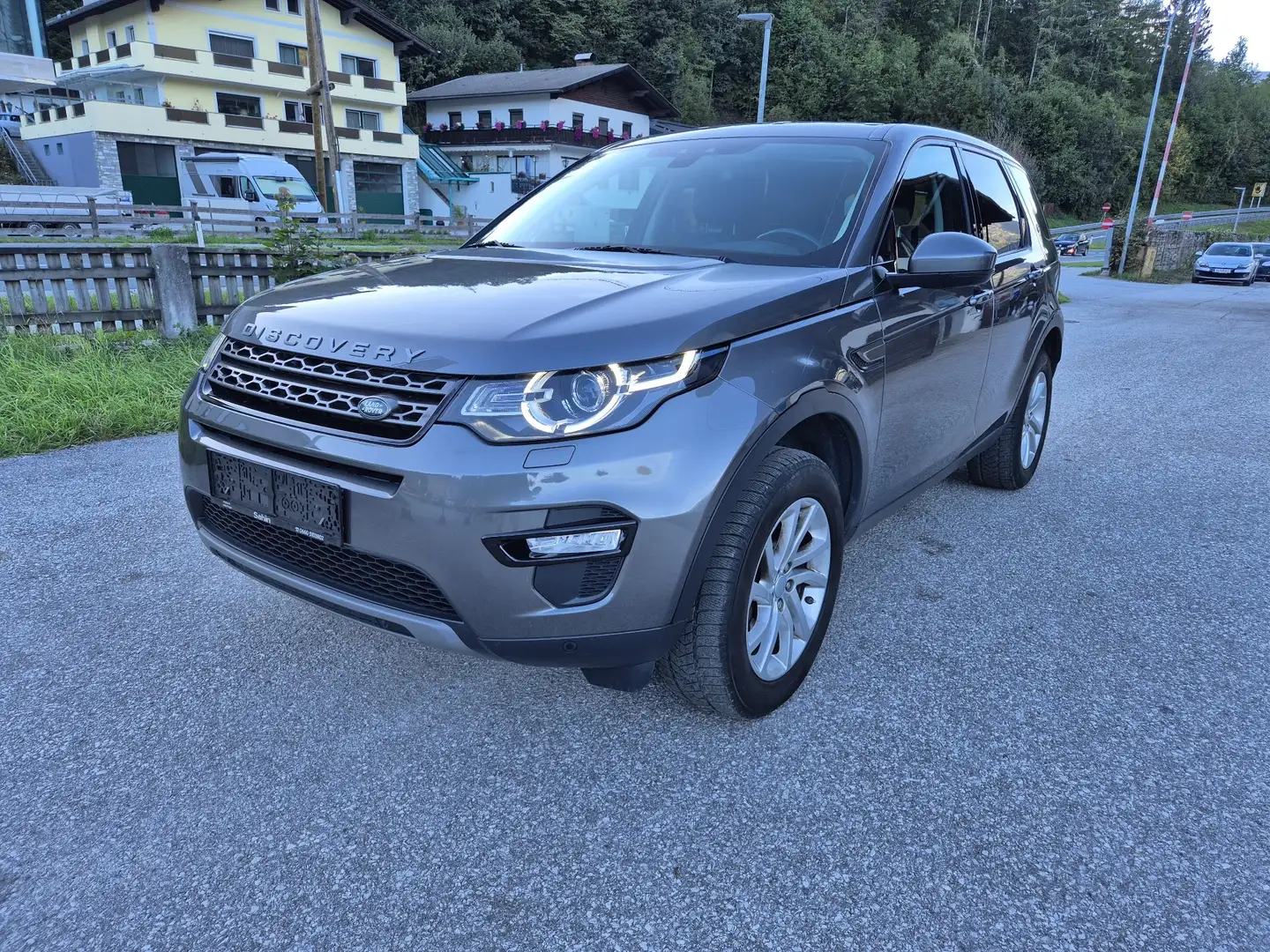 Land Rover Discovery Sport SE AWD Grau - 1