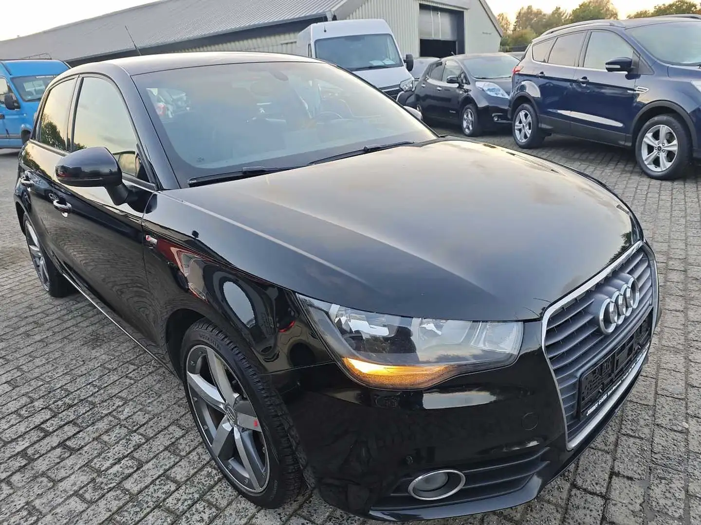 Audi A1 Sportback 1.2 TFSI S line Sportpaket Schwarz - 2
