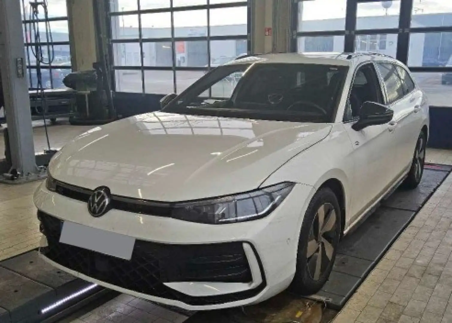 Volkswagen Passat Variant 2.0 TDI SCR 4Motion DSG R-Line Weiß - 2