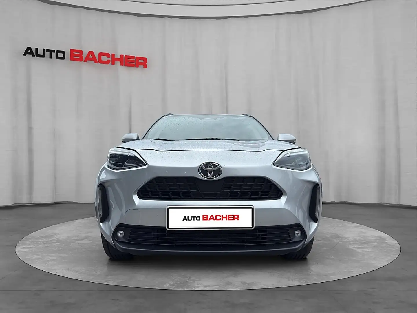 Toyota Yaris Cross 1,5 VVT-i Hybrid Active Drive AWD-i Aut. Silber - 2