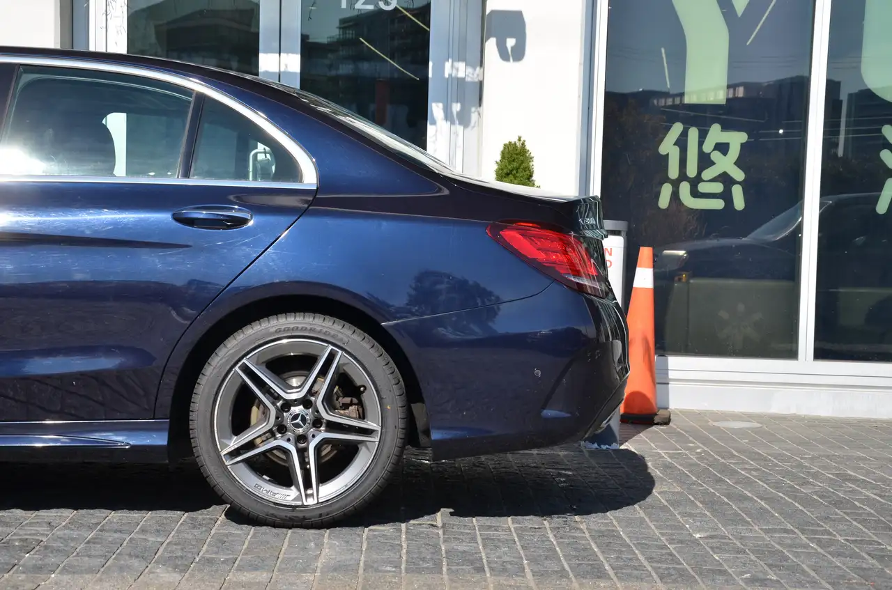 Mercedes-Benz C-Class снимка Mercedes-Benz C-Class