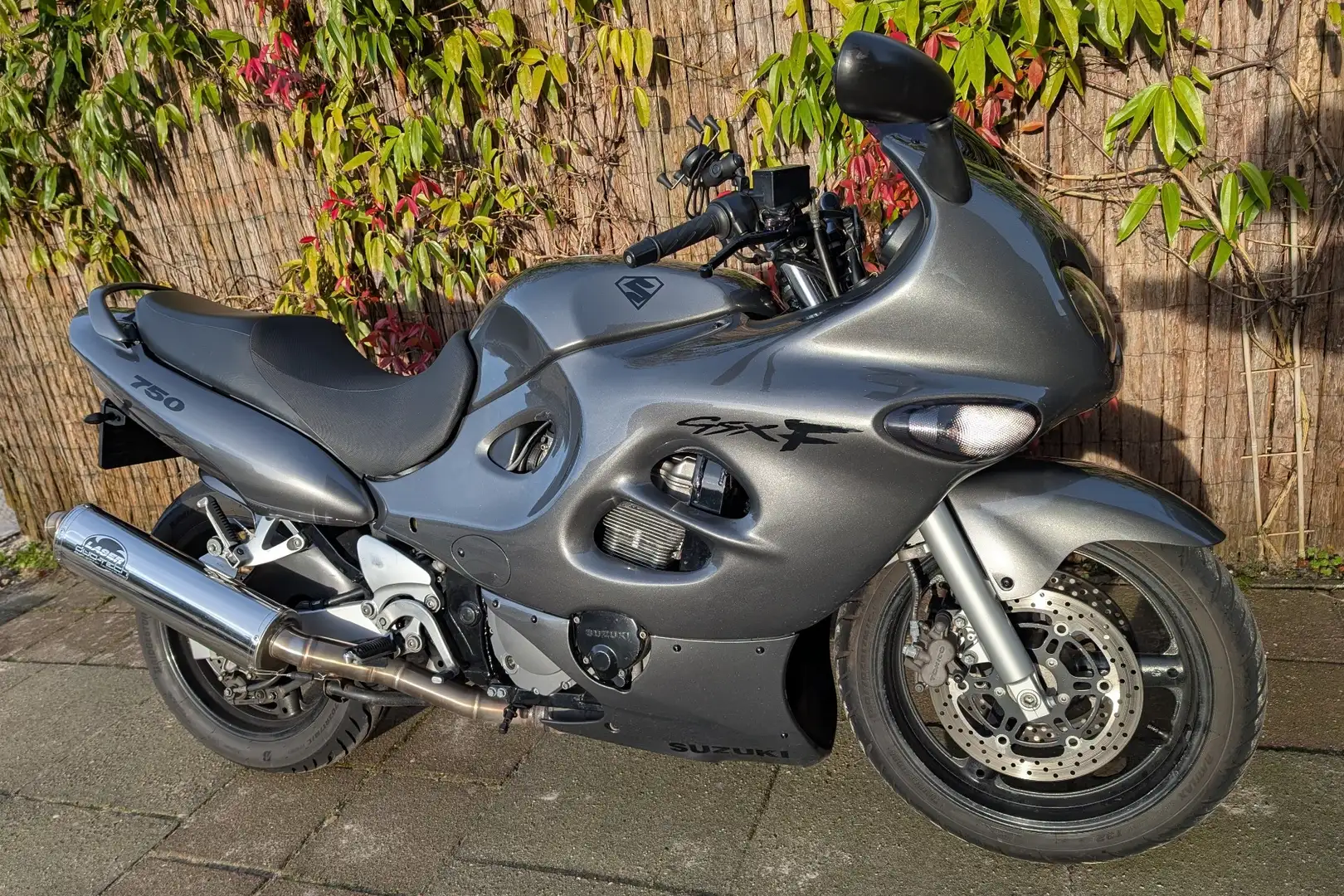 Suzuki GSX 750 F Gri - 1