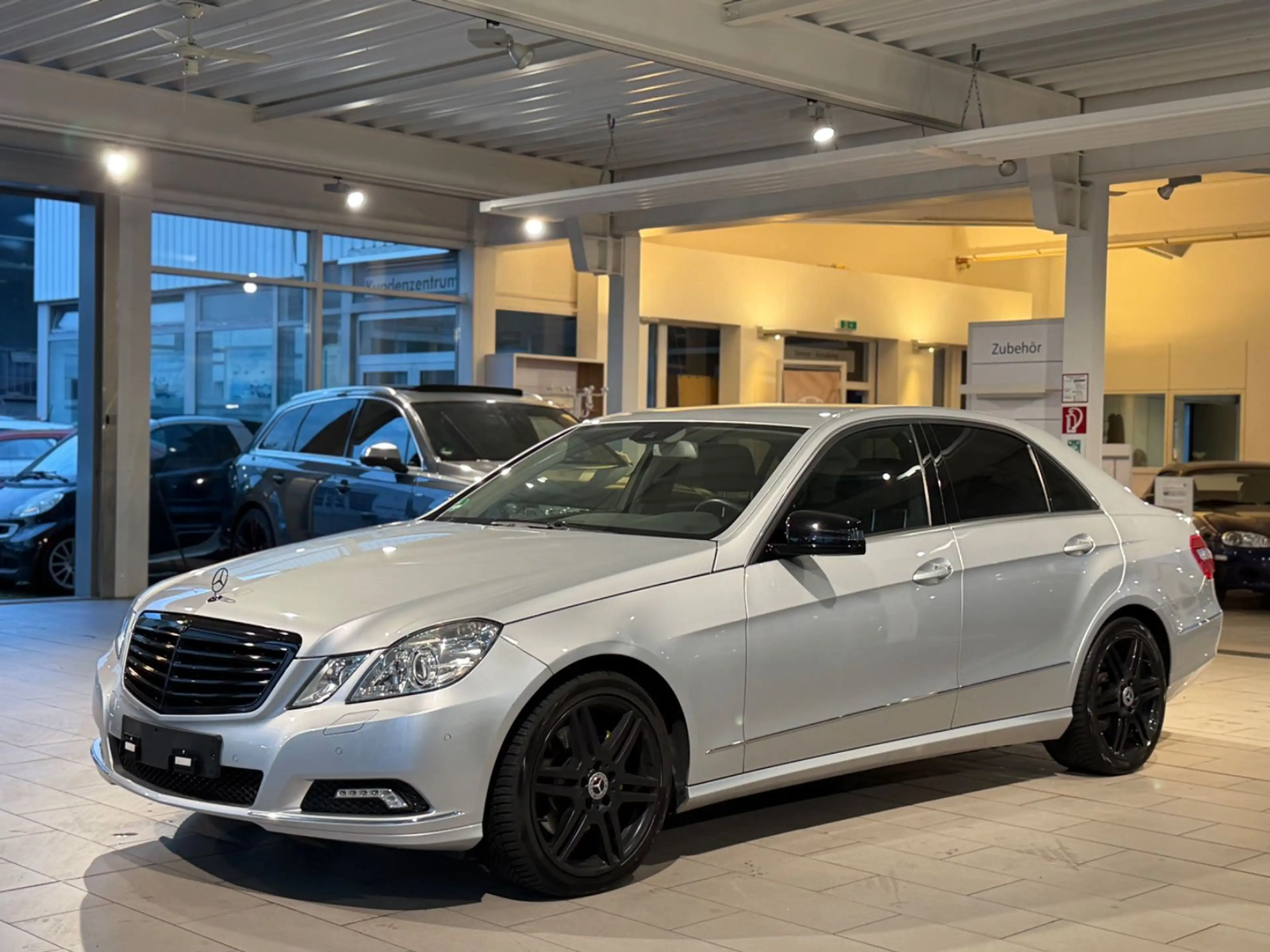 Mercedes-Benz E 350 E Limousine E 350 CGI BlueEfficiency*NAVI* — photo 2