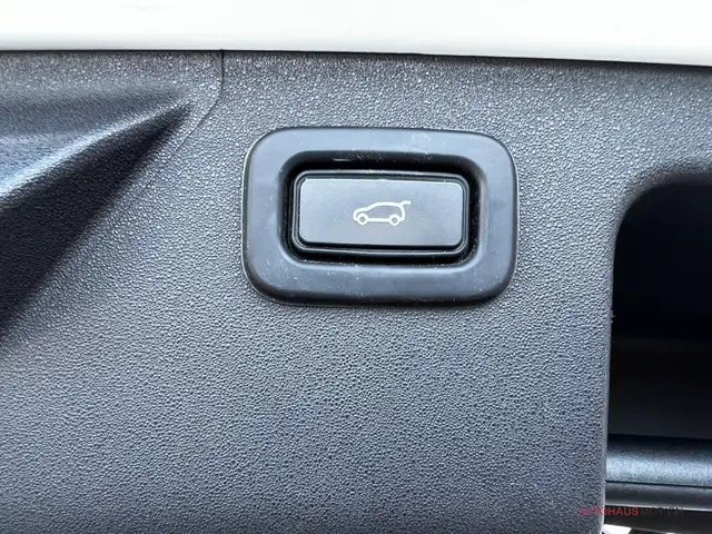 Land Rover Discovery Sport view 13