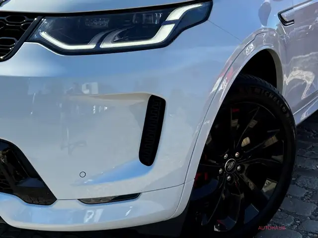 Land Rover Discovery Sport view 3