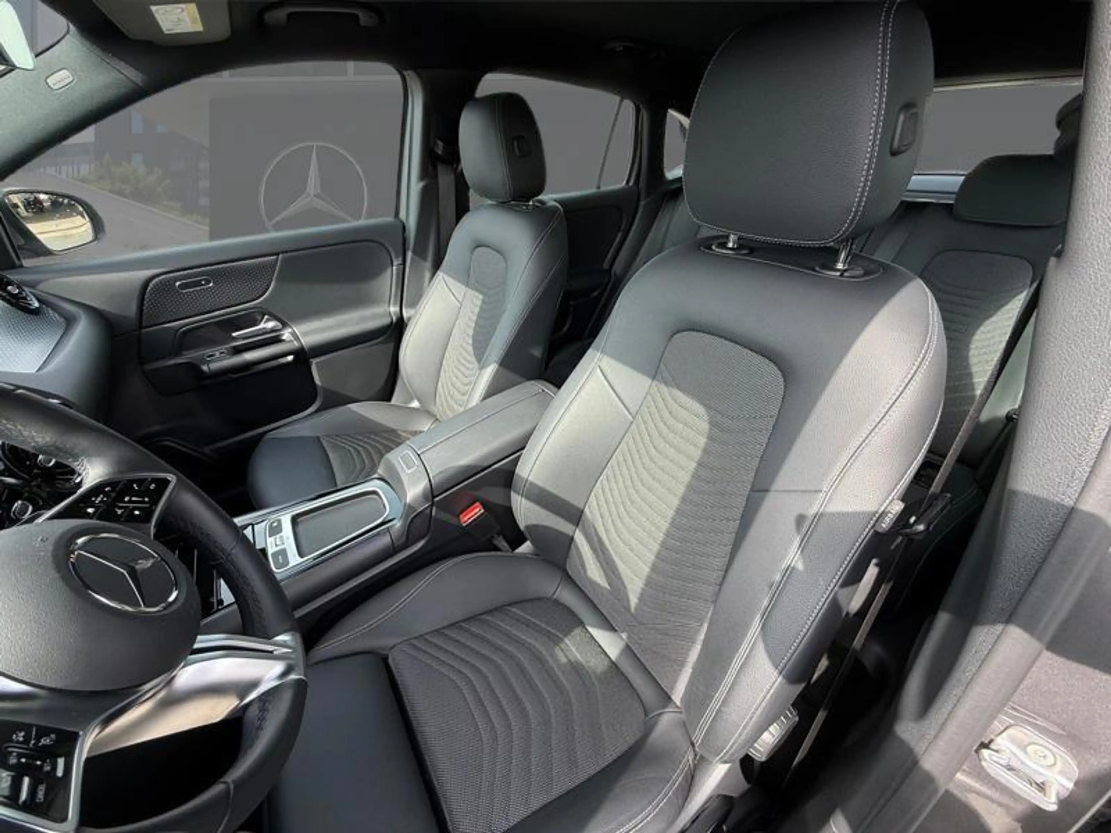 Mercedes-Benz GLA 180 Business Line — photo 15