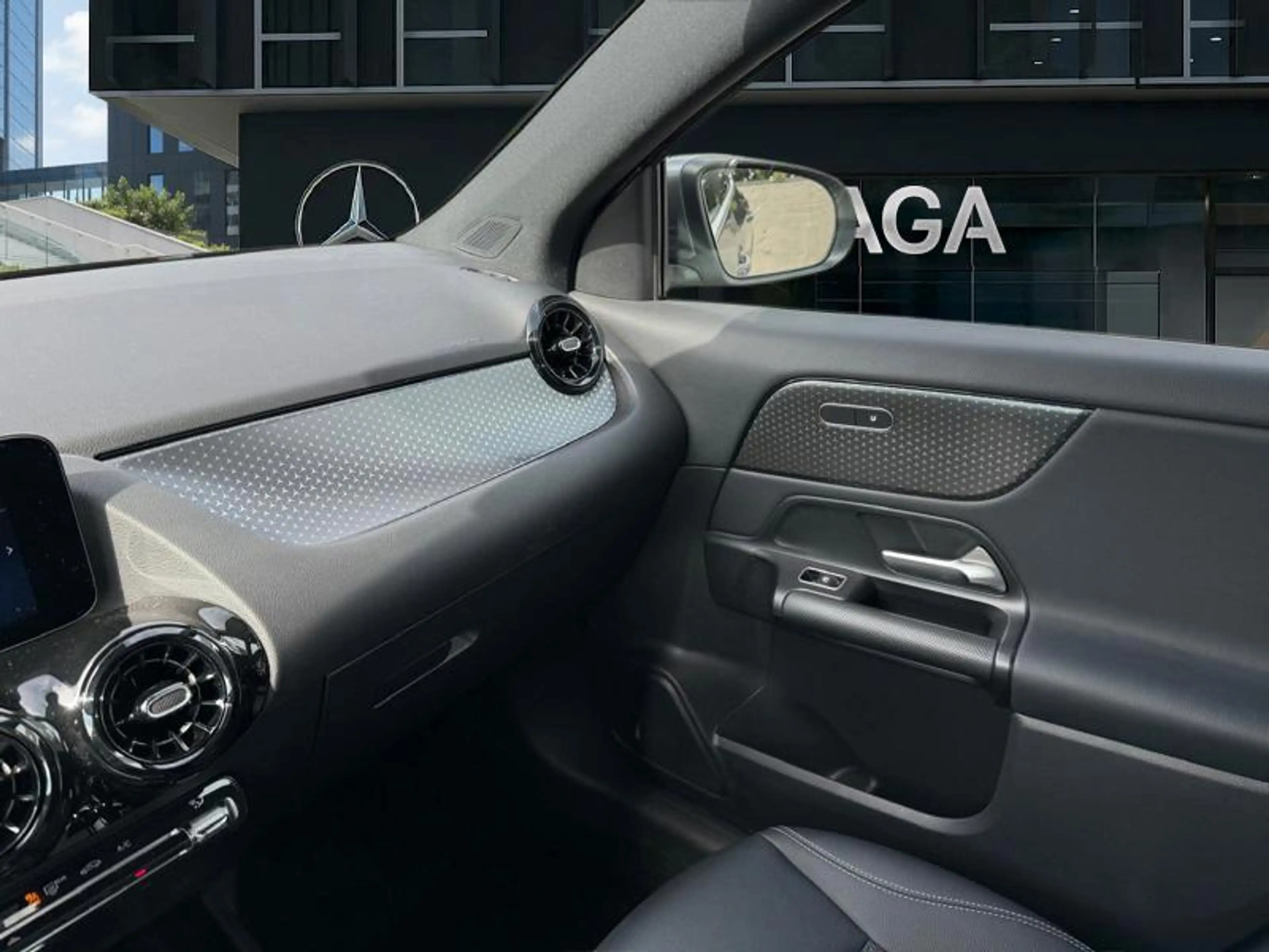 Mercedes-Benz GLA 180 Business Line — photo 14