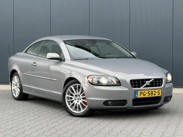 Volvo C70 view 2