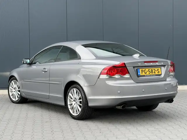 Volvo C70 view 3