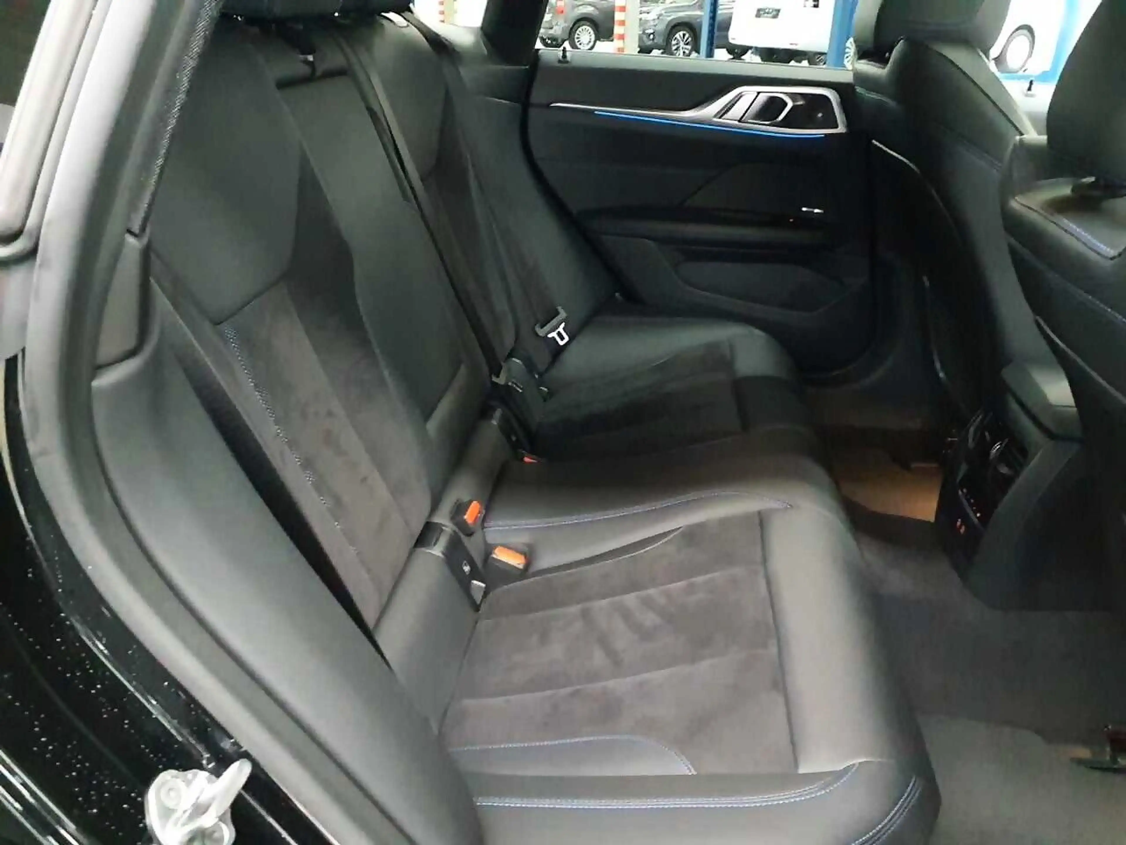 BMW i4 - M50 i xDrive LED*LEDER*SKY*AHK*RFK*TEMPOMAT — photo 14