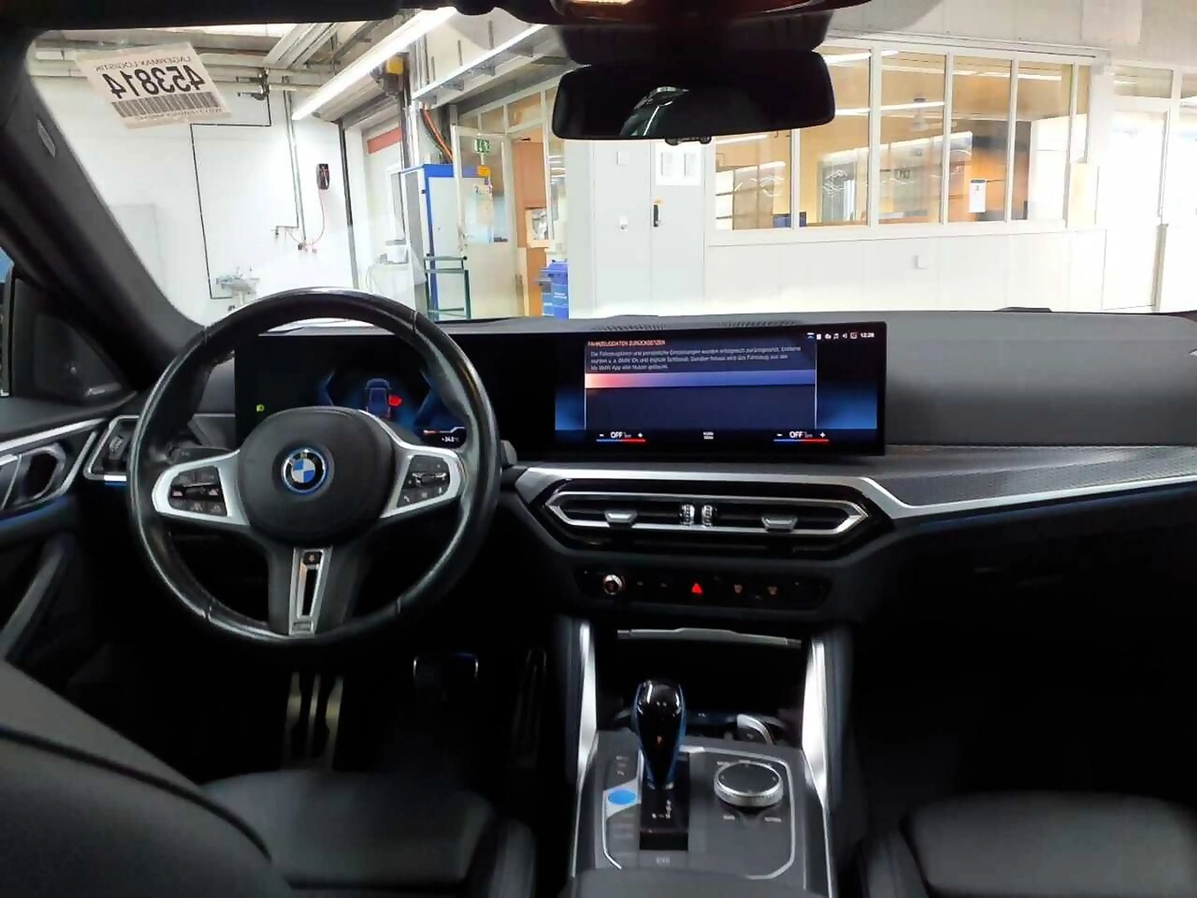BMW i4 - M50 i xDrive LED*LEDER*SKY*AHK*RFK*TEMPOMAT — photo 6