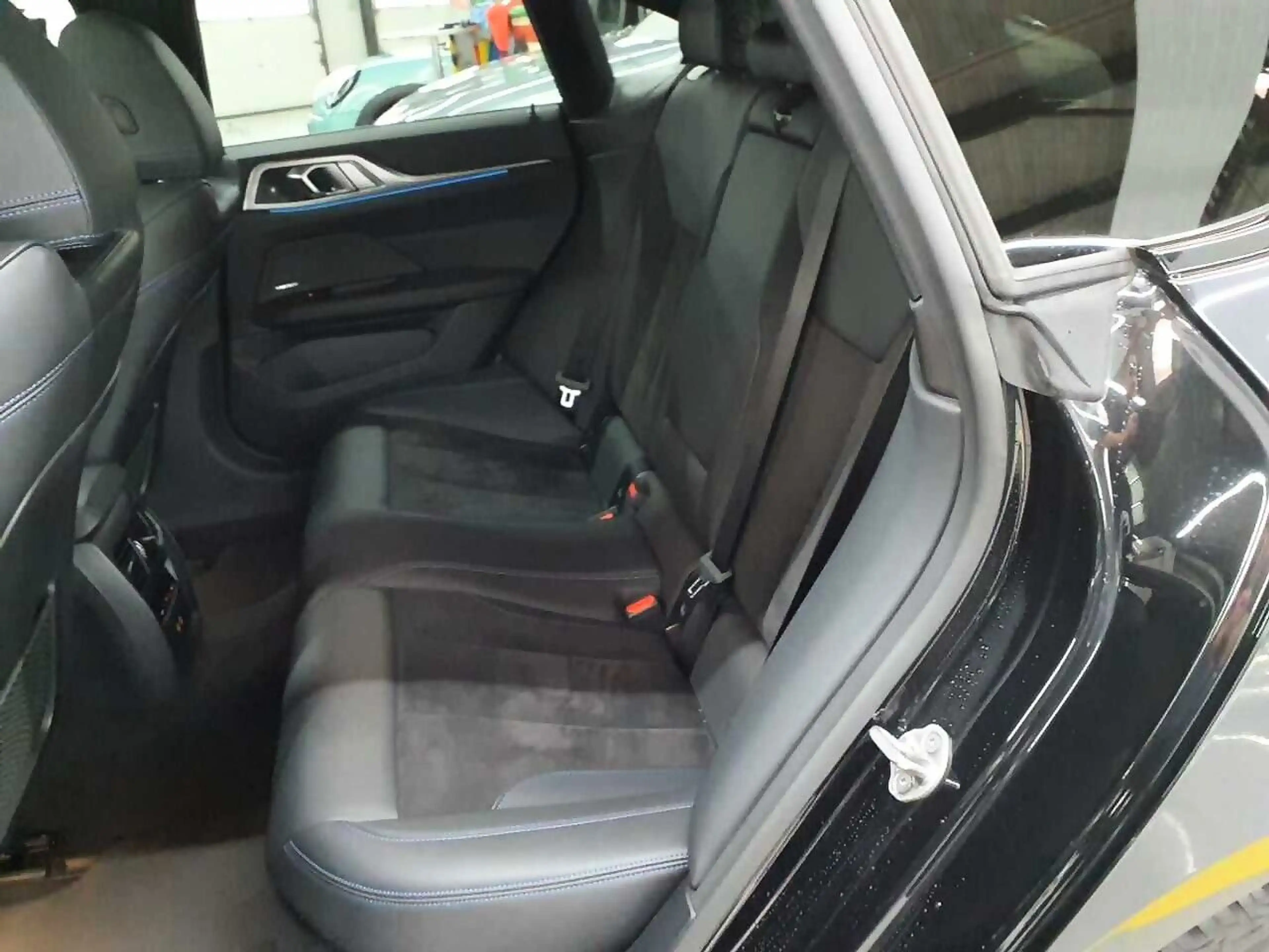 BMW i4 - M50 i xDrive LED*LEDER*SKY*AHK*RFK*TEMPOMAT — photo 13
