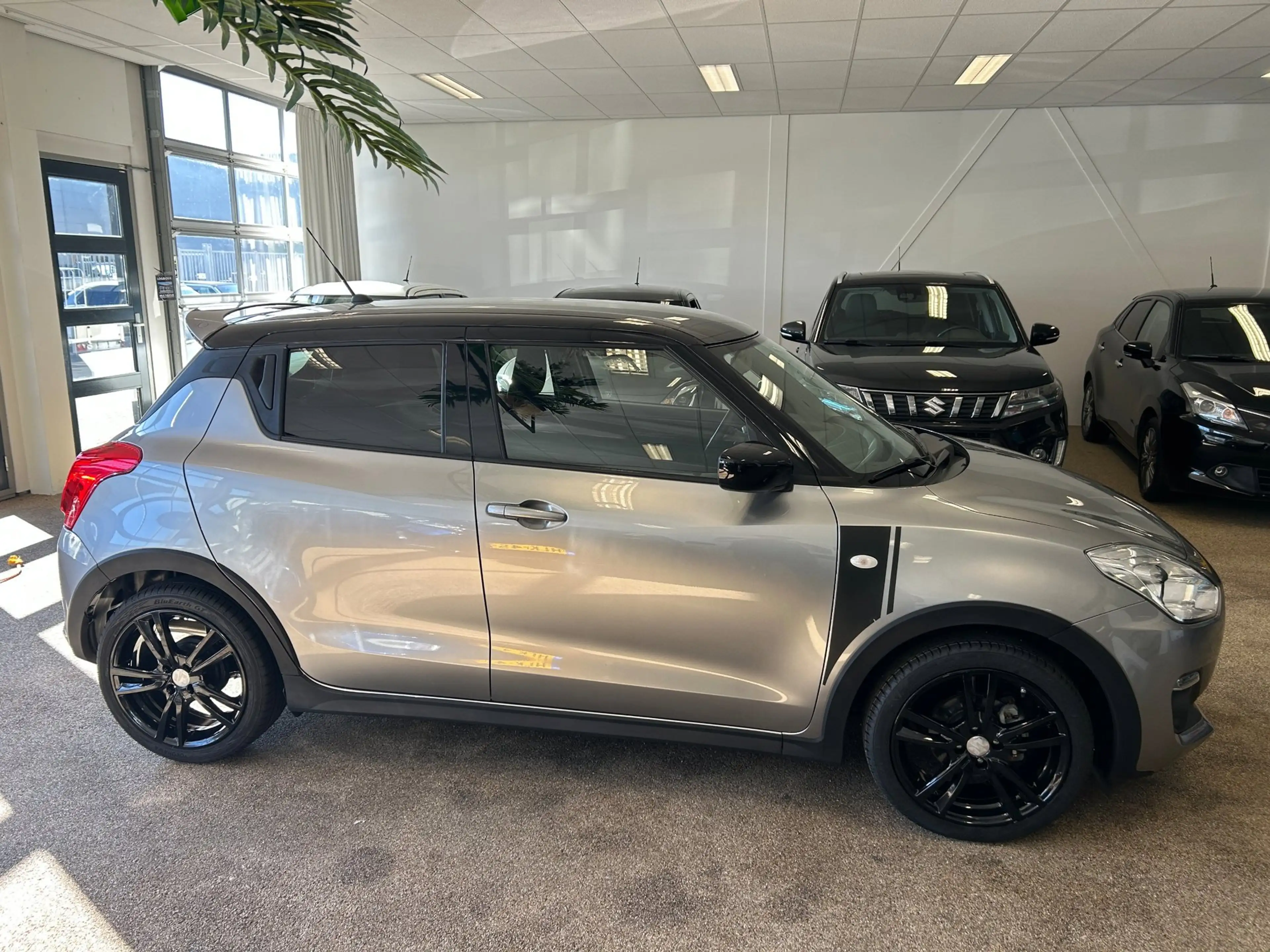 Suzuki Swift 1.2 Select Smart Hybrid Sportline | Navi| Carplay| — photo 3
