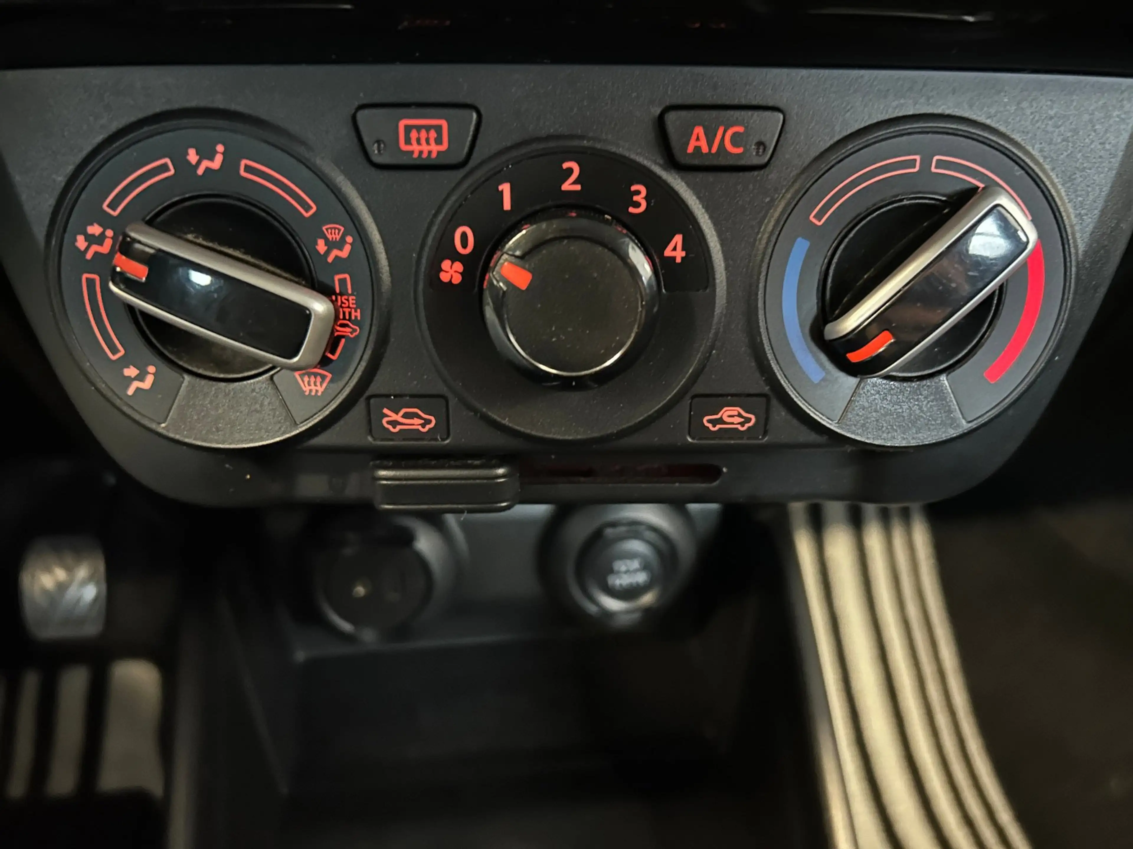 Suzuki Swift 1.2 Select Smart Hybrid Sportline | Navi| Carplay| — photo 17