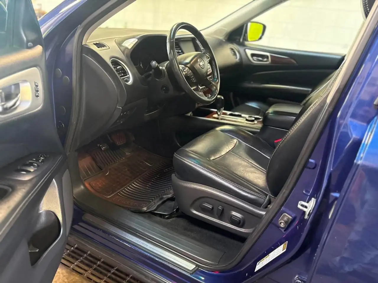 Nissan Pathfinder снимка Nissan Pathfinder