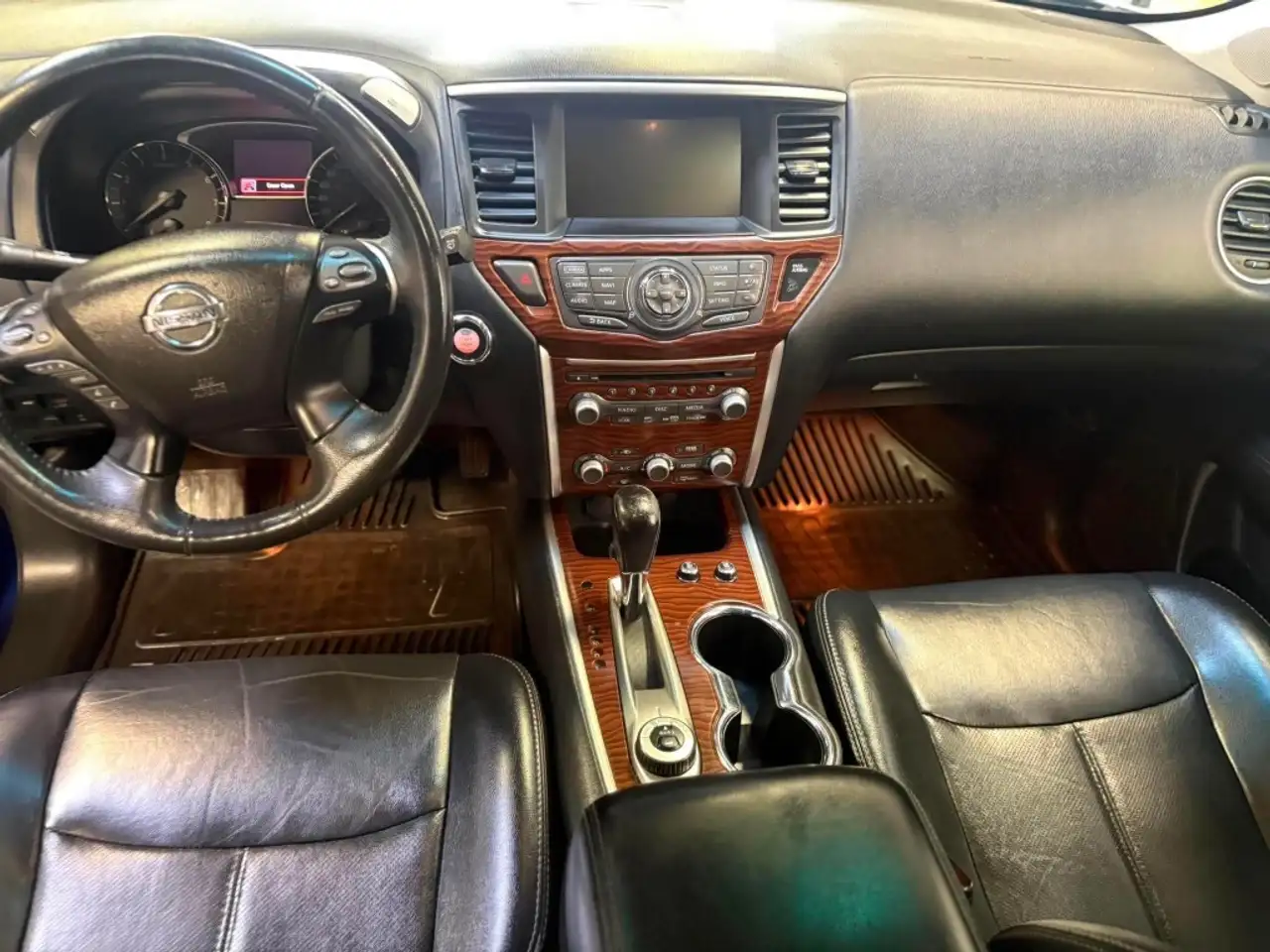 Nissan Pathfinder снимка Nissan Pathfinder