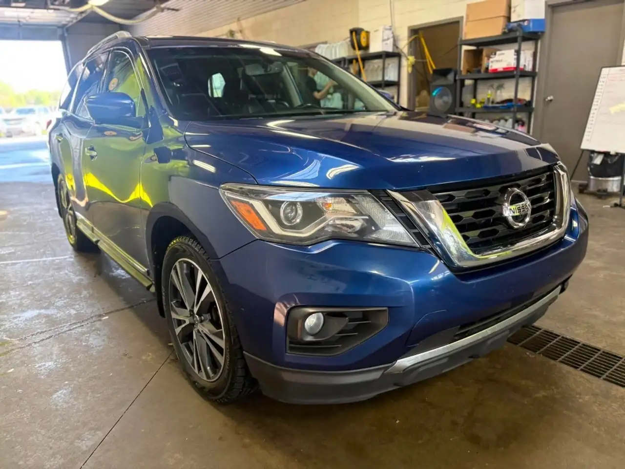 Nissan Pathfinder снимка Nissan Pathfinder