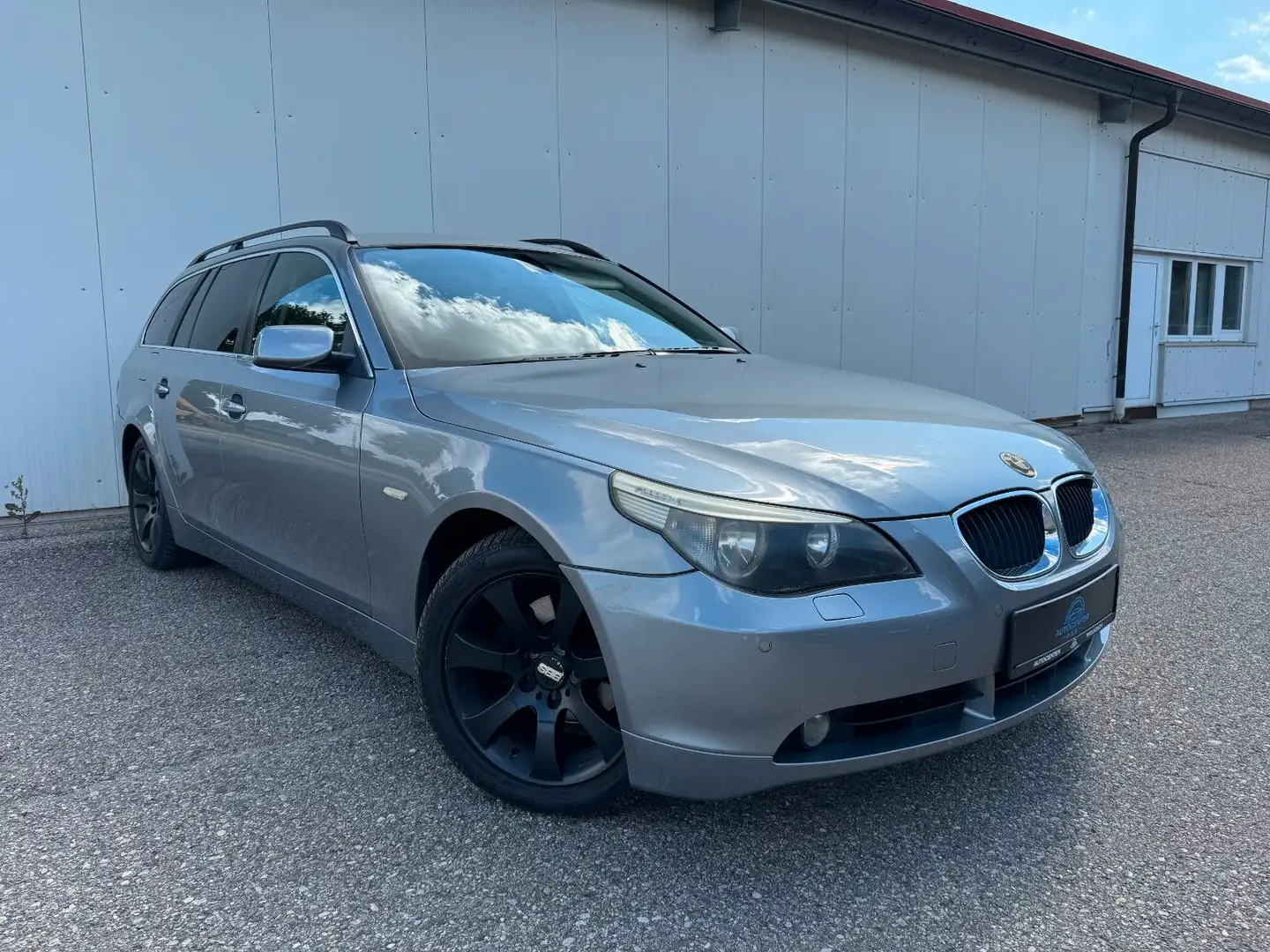BMW 525 i Touring Aut. *NAVI*PDC*KLIMA*AHK* Grau - 1