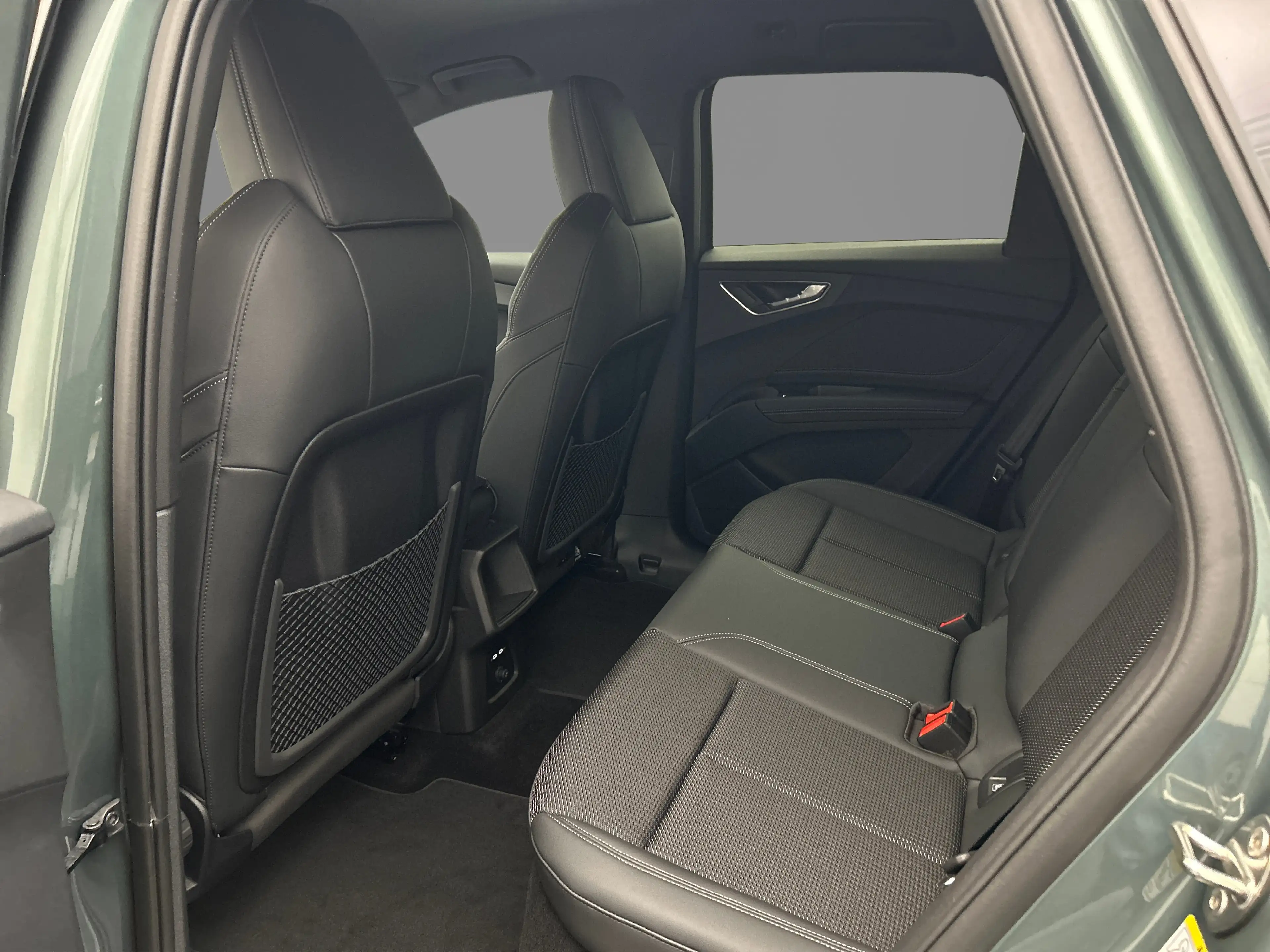 Audi Q4 e-tron e-tron performance 286pk S edition — photo 11