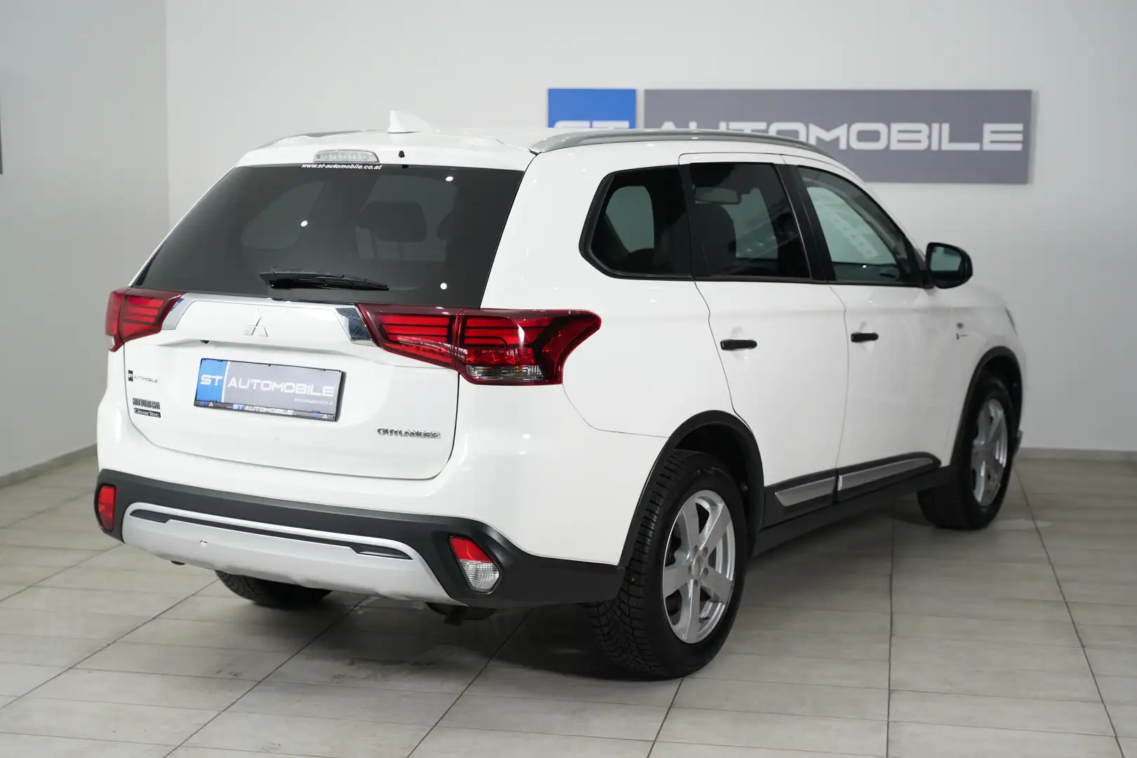 Mitsubishi Outlander Basis 2WD //1.BESITZ // KAMERA // SITZHEIZUNG // Weiß - 2