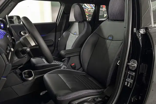 Mini Hatch view 9