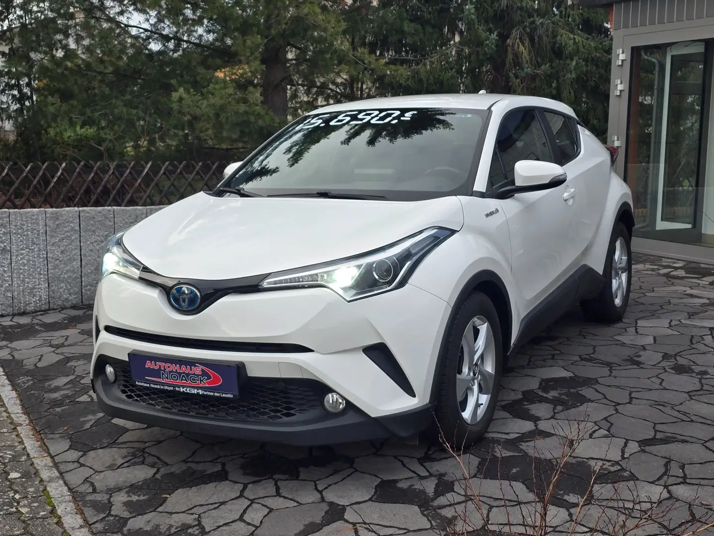 Toyota C-HR Hybrid Flow Weiß - 2