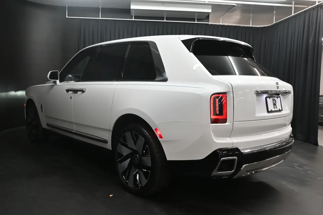Rolls-Royce Cullinan снимка Rolls-Royce Cullinan