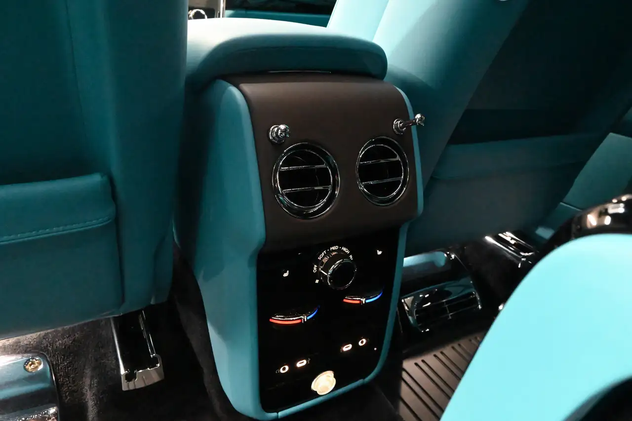 Rolls-Royce Cullinan снимка Rolls-Royce Cullinan