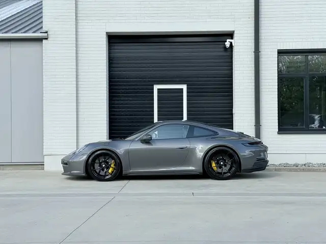 Porsche 911 view 7