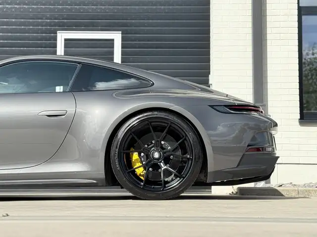 Porsche 911 view 11