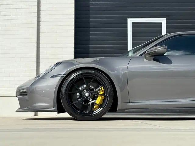 Porsche 911 view 8