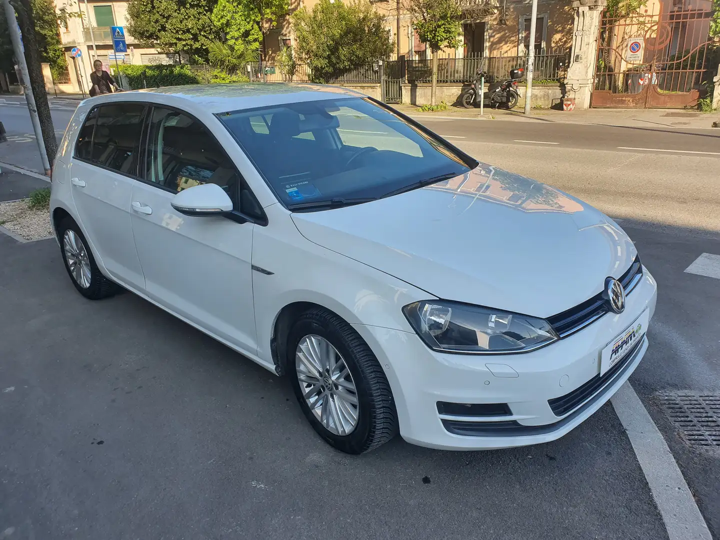 Volkswagen Golf Golf VII 2013 5p 1.6 tdi Executive 110cv Blanc - 2