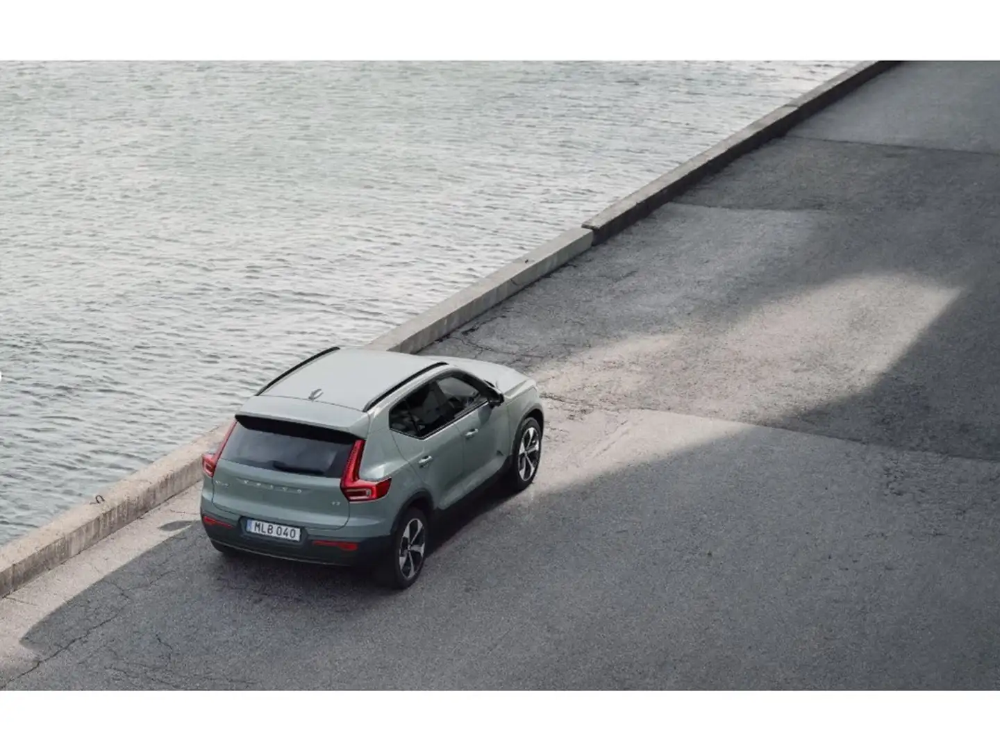 Volvo XC40 Plus B3 Mild hybrid Benzine Dark Verde - 2