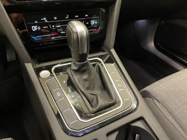 Volkswagen Passat view 9