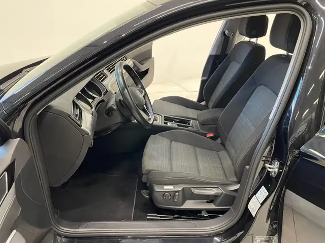 Volkswagen Passat view 6