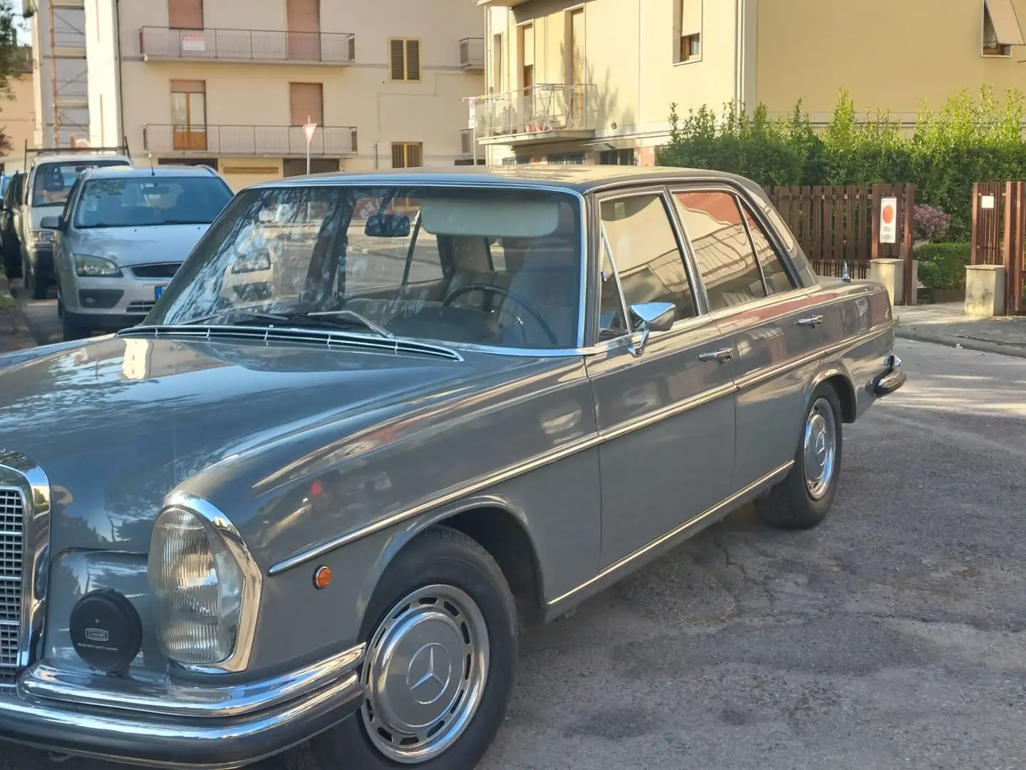 Mercedes-Benz 280 SE Manuale Grau - 2