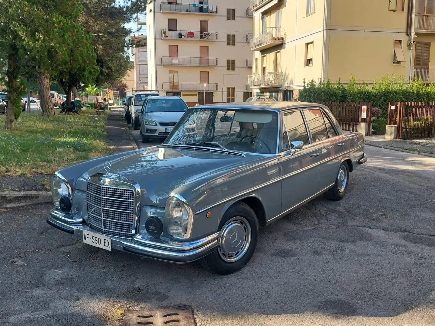 Mercedes-Benz 280 SE Manuale Grau - 1
