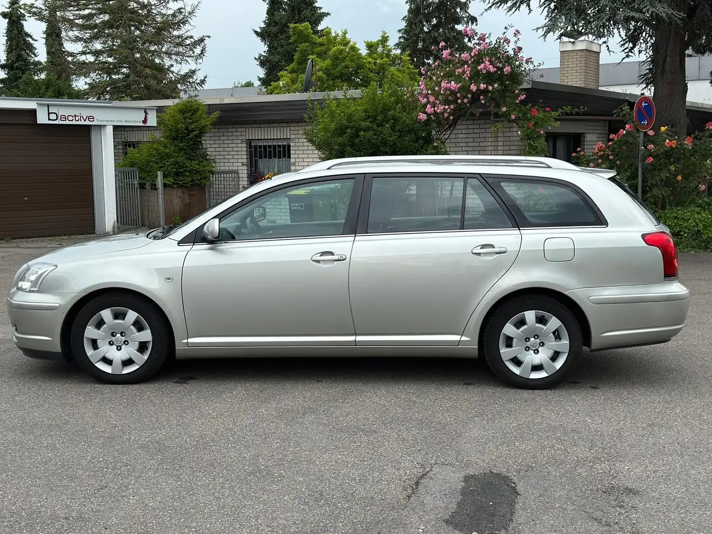 Toyota Avensis Kombi 1.8 Sol Automatik Klima AHK 1.Hand Plateado - 2