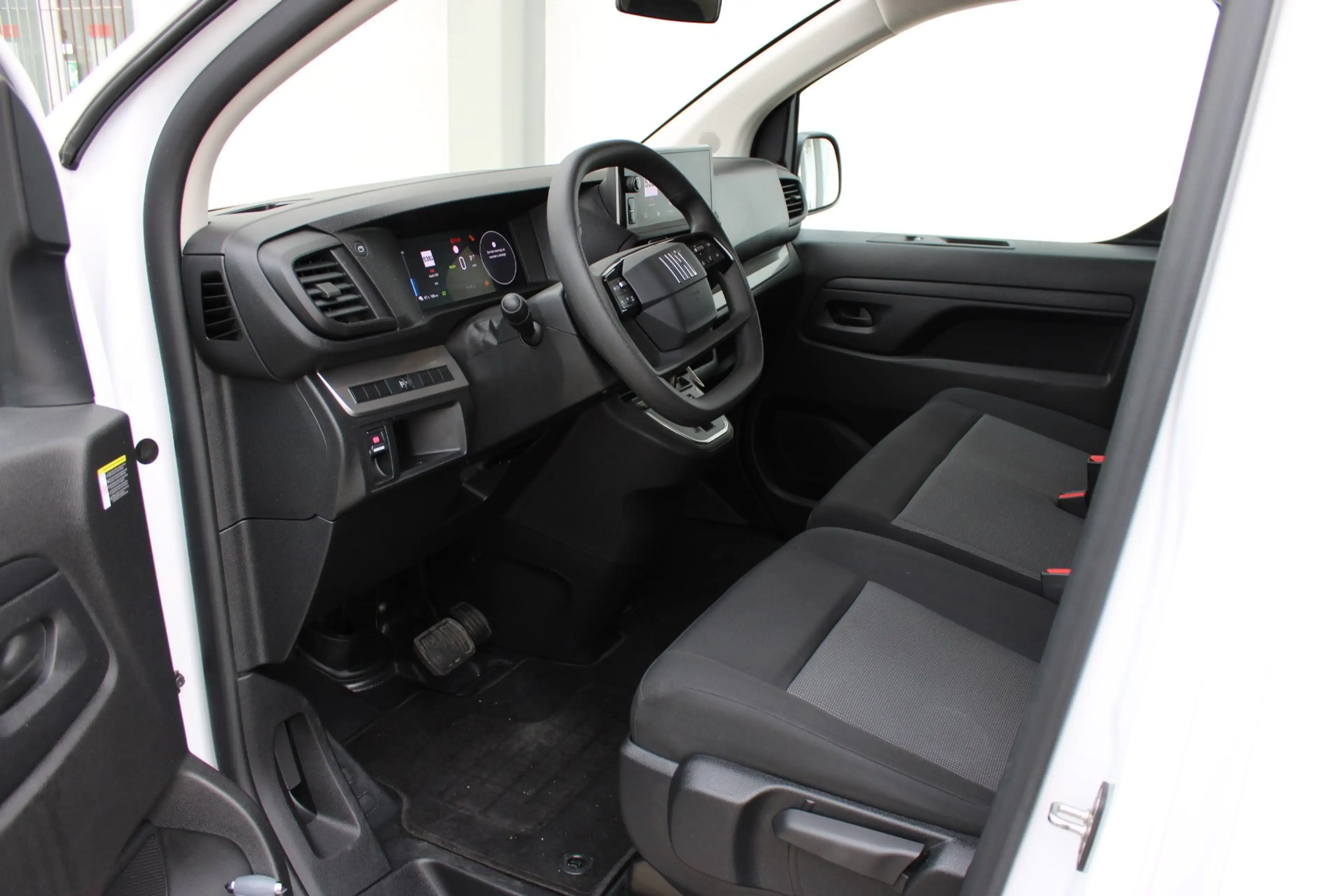 Fiat Scudo e-Scudo L3 75 kWh | 12V aansluiting in de laadrui — photo 5