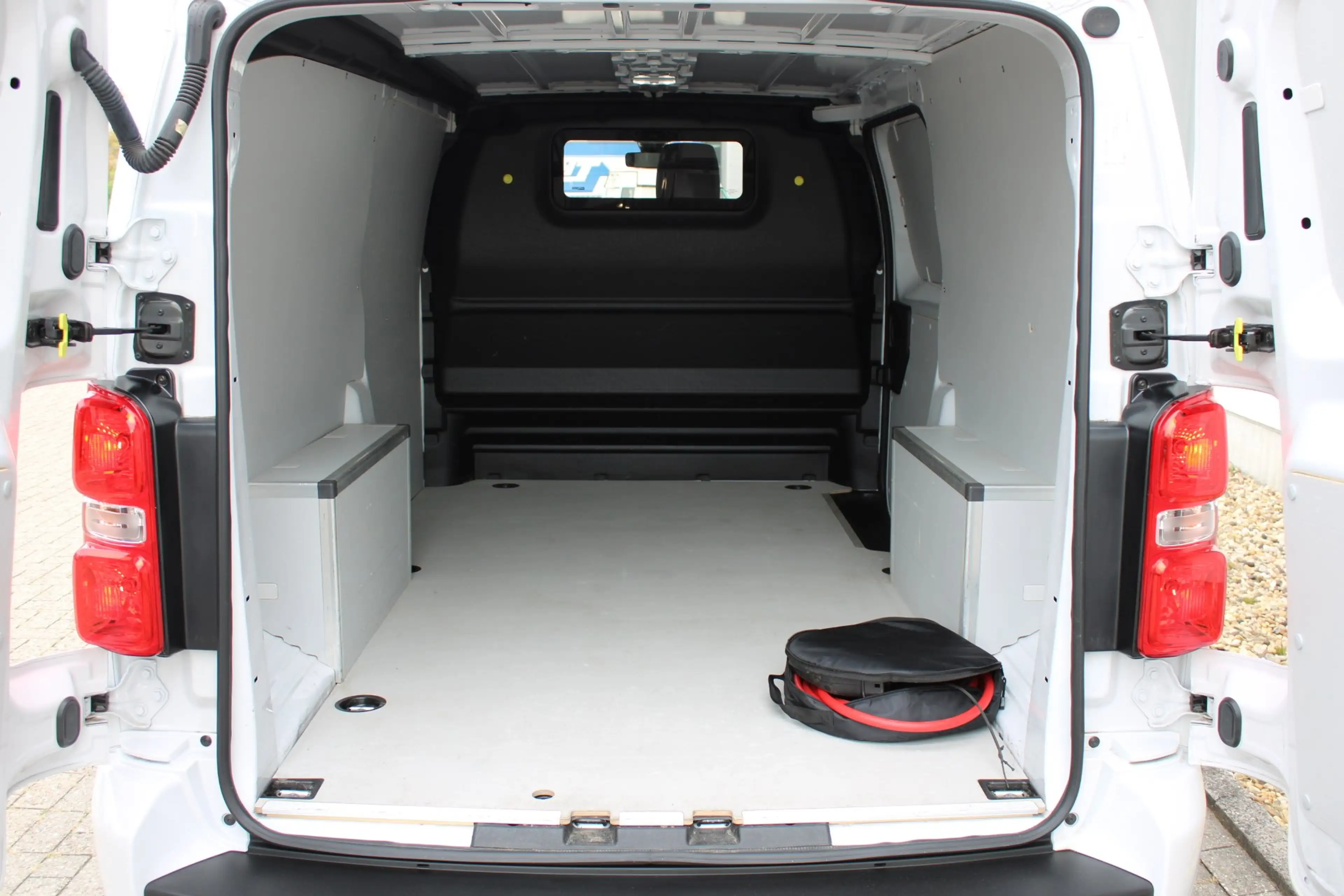 Fiat Scudo e-Scudo L3 75 kWh | 12V aansluiting in de laadrui — photo 22