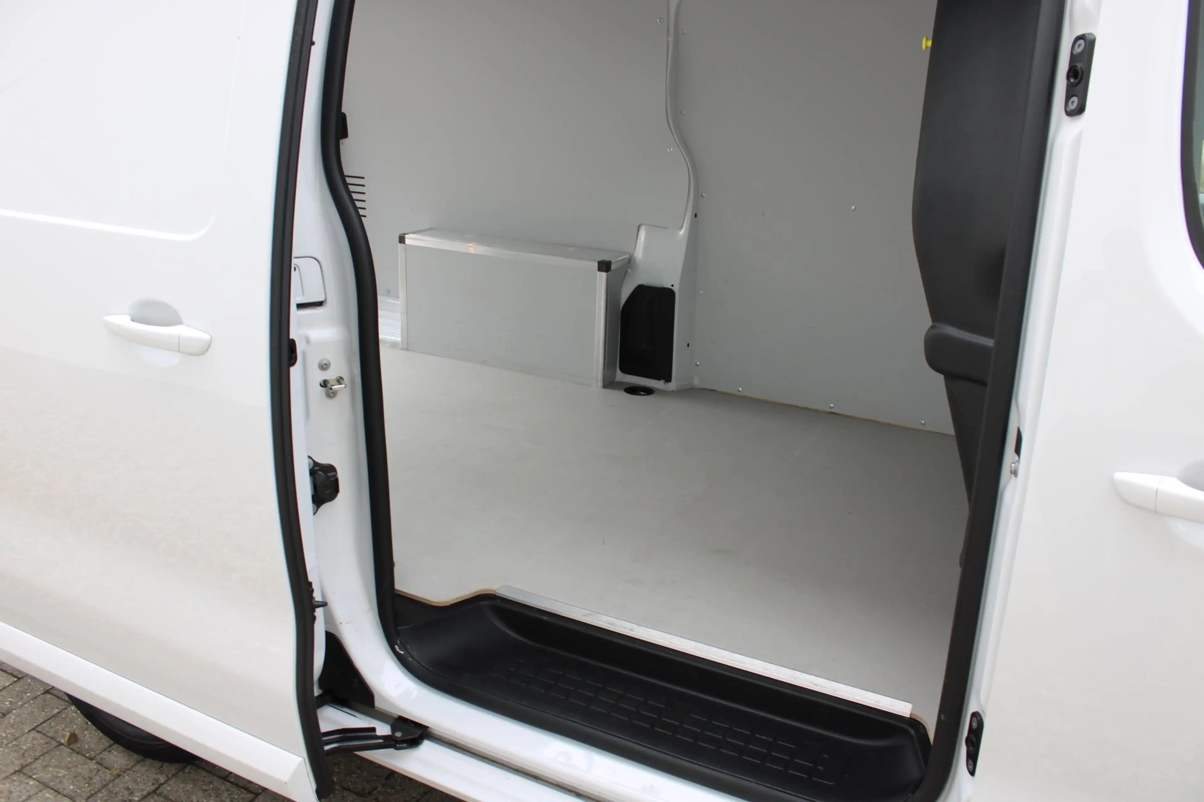 Fiat Scudo e-Scudo L3 75 kWh | 12V aansluiting in de laadrui — photo 21