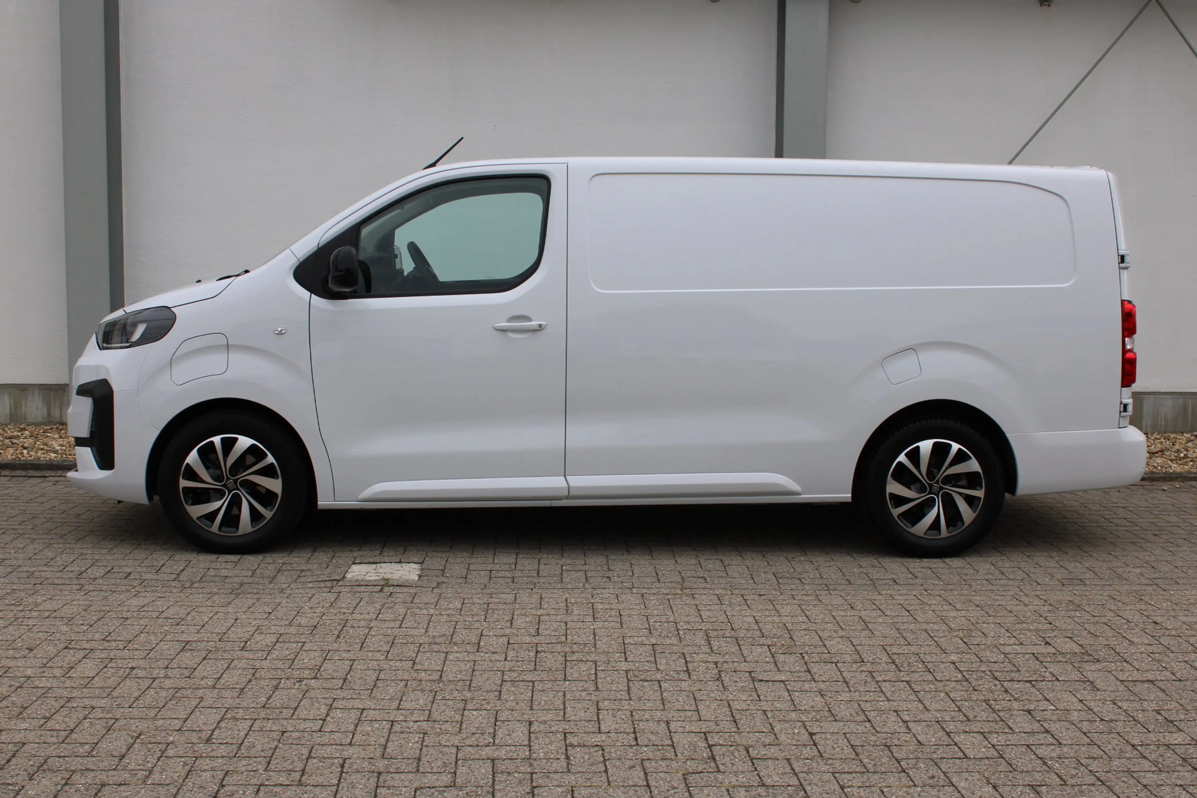 Fiat Scudo e-Scudo L3 75 kWh | 12V aansluiting in de laadrui — photo 2