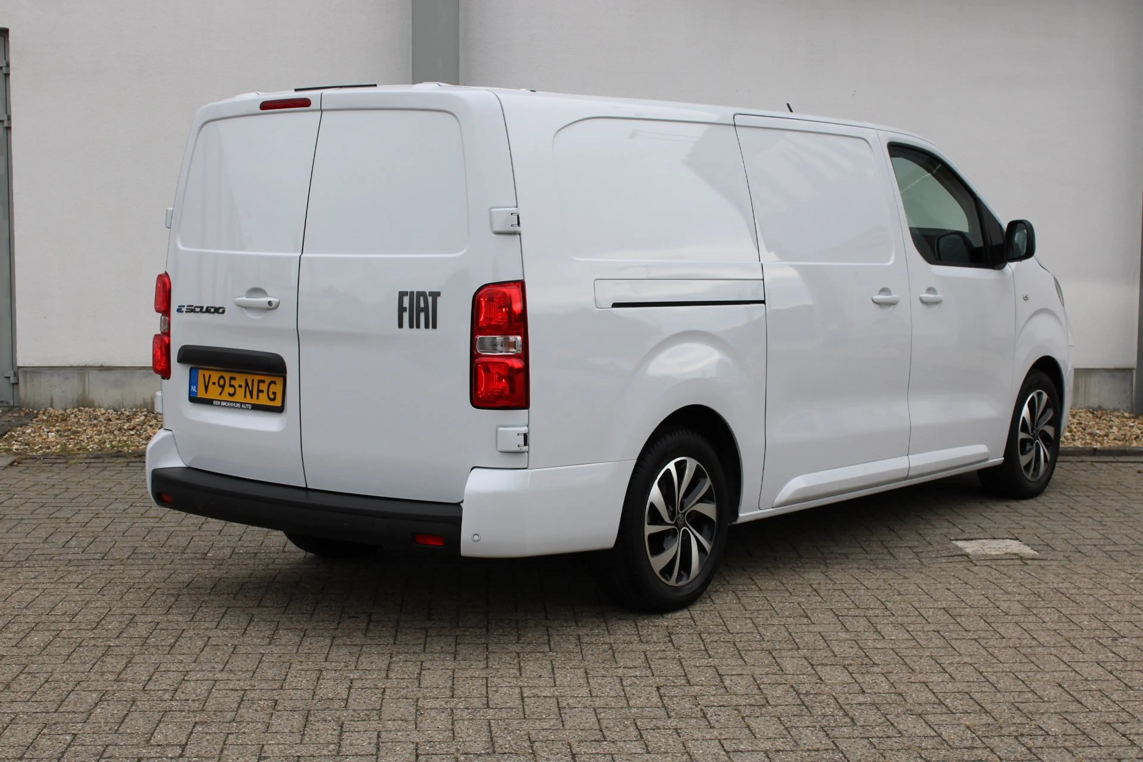 Fiat Scudo e-Scudo L3 75 kWh | 12V aansluiting in de laadrui — photo 3