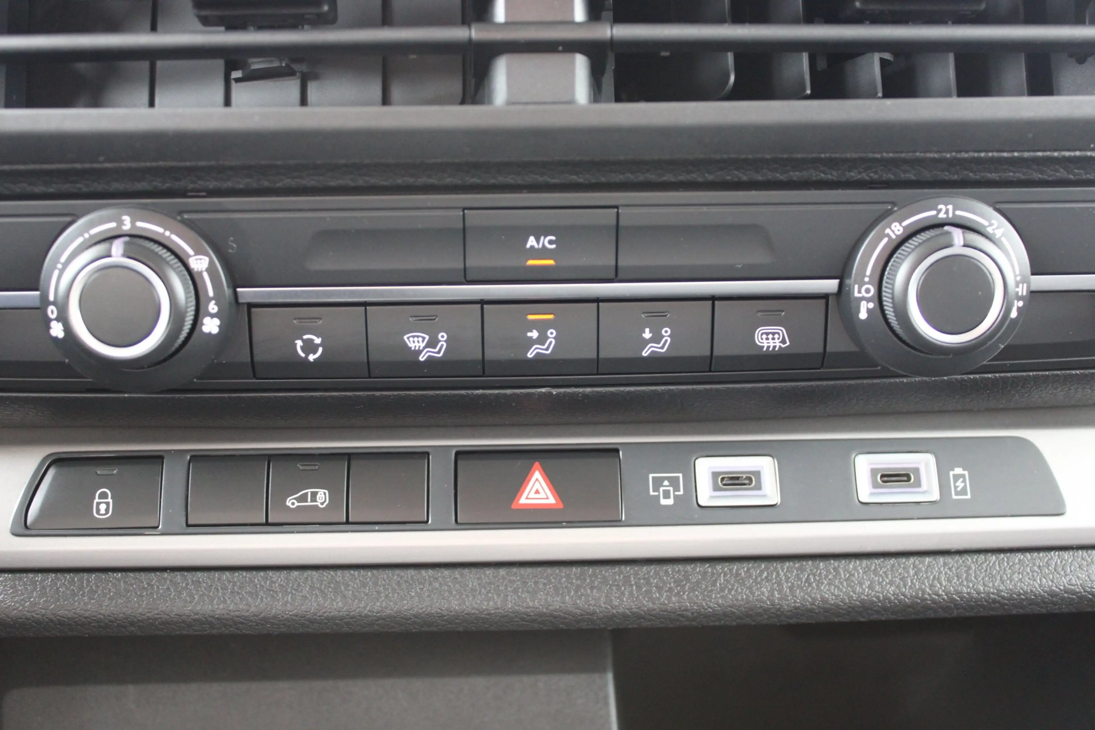 Fiat Scudo e-Scudo L3 75 kWh | 12V aansluiting in de laadrui — photo 18